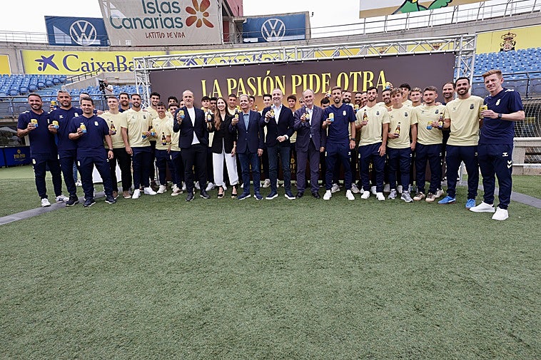 Imagen del equipo y directivos de la UD Las Palmas en la presentación de la Pío Pío.