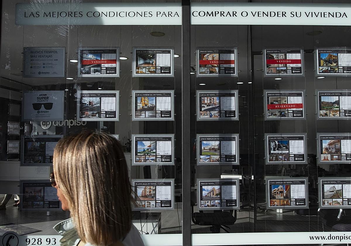 Escaparate de una inmobiliaria.