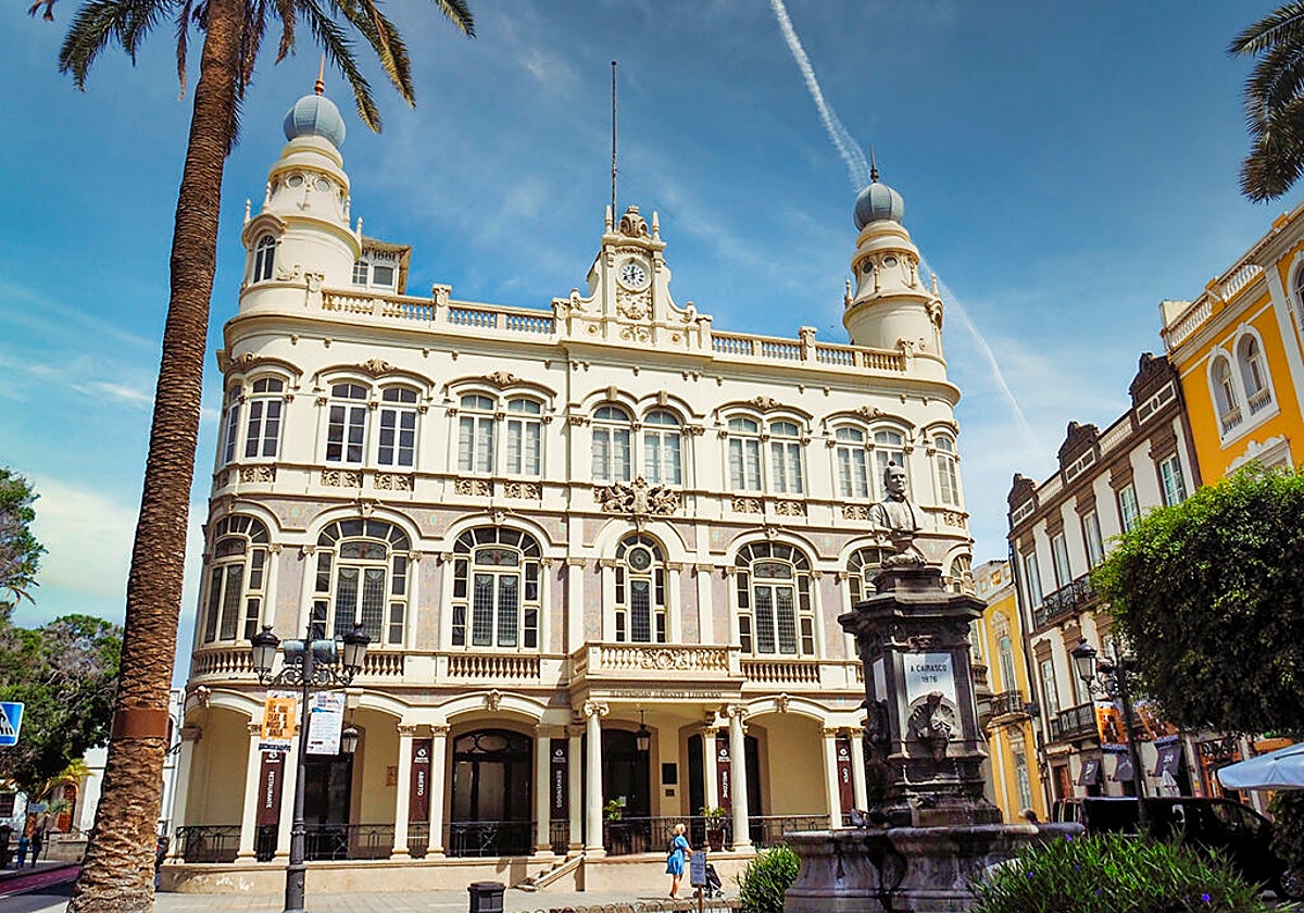 Fachada del Gabinete Literario.