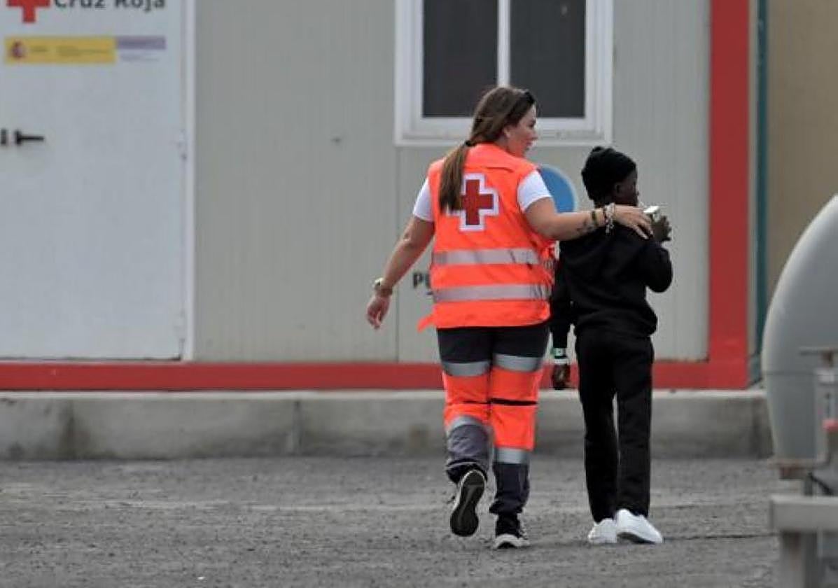 Un menor con una voluntaria de Cruz Roja este jueves en El HIerro.