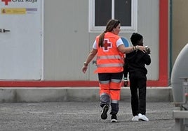 Un menor con una voluntaria de Cruz Roja este jueves en El HIerro.