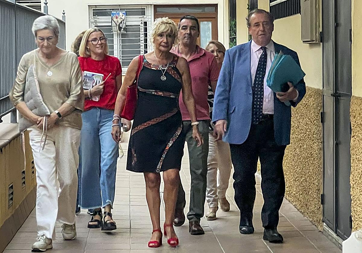 La presidenta de la Asociación de Mujeres con Cáncer de Mama de Sevilla, Ángela Claverol (c), ultimó acciones judiciales tras reunirse con un centenar de mujeres afectadas.