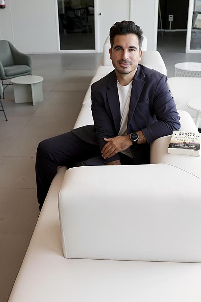 Javier Castillo, con su libro.