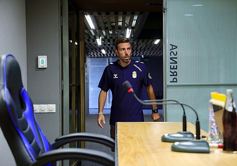 Imagen de Luis García entrando a sala de prensa para analizar el partido frente a la SD Eibar.