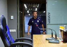 Imagen de Luis García entrando a sala de prensa para analizar el partido frente a la SD Eibar.