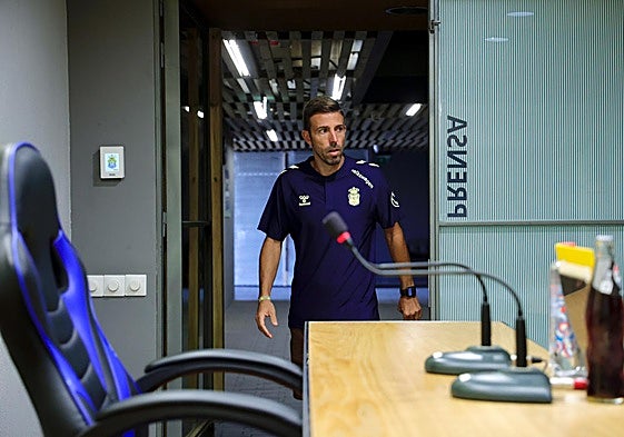 Imagen de Luis García entrando a sala de prensa para analizar el partido frente a la SD Eibar.