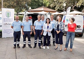 La alcaldesa junto al equipo del control de plaga