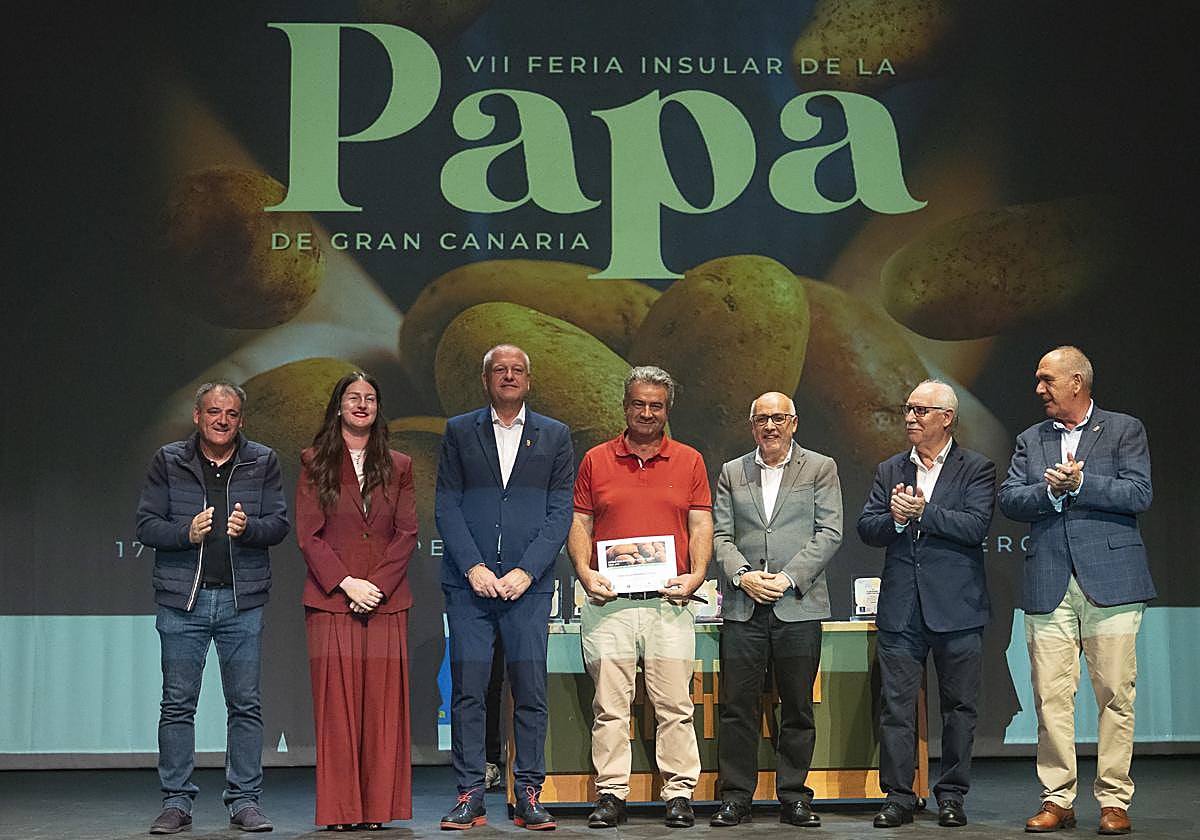 Autoridades junto al agricultor que ganó el premio a la papa de mayor peso de 2025.