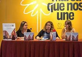 Irene Bello, Ofelia Alvarado y Joana Suárez durante la presentación de la guía con los recursos del municipio para personas migrantes.