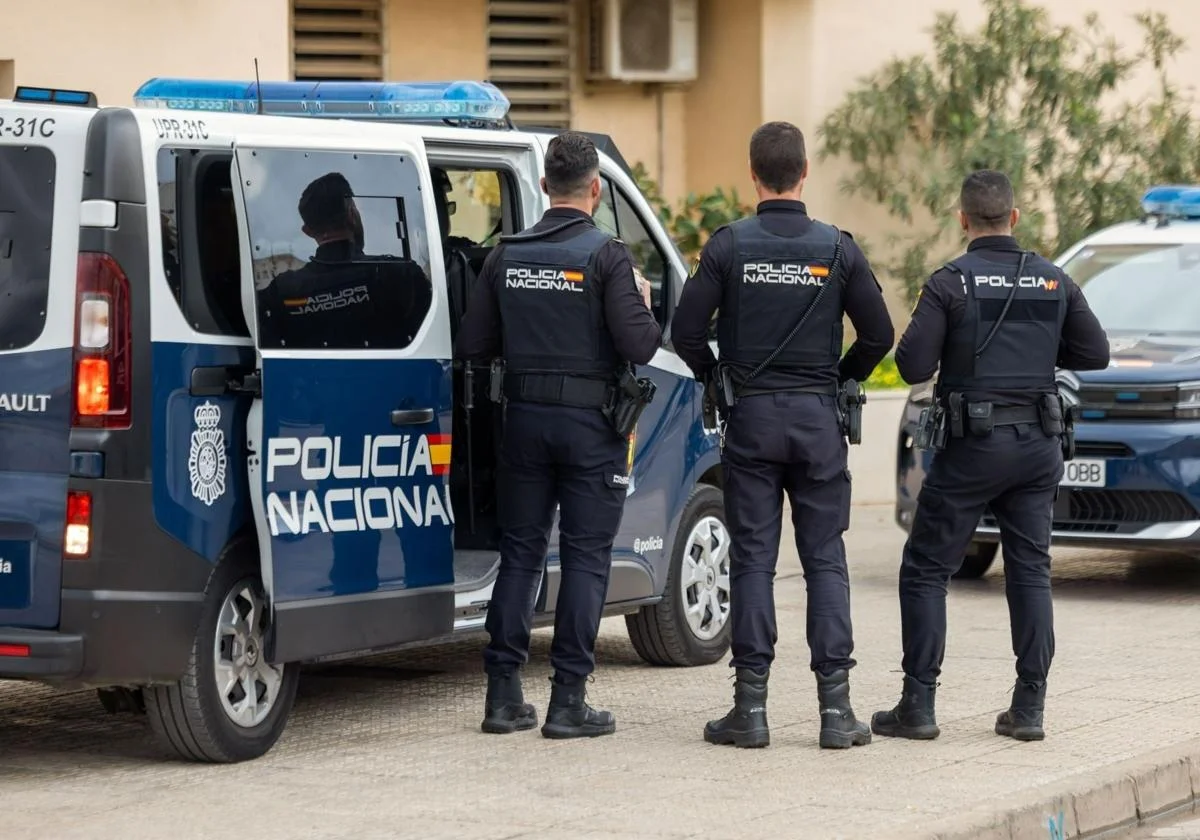 Imagen de archivo de tres agentes de la Policía Nacional.