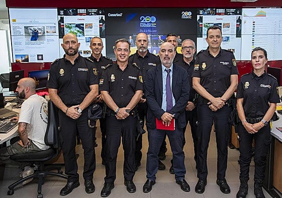Imagen de la visita de la Policía Nacional al CANARIAS7.