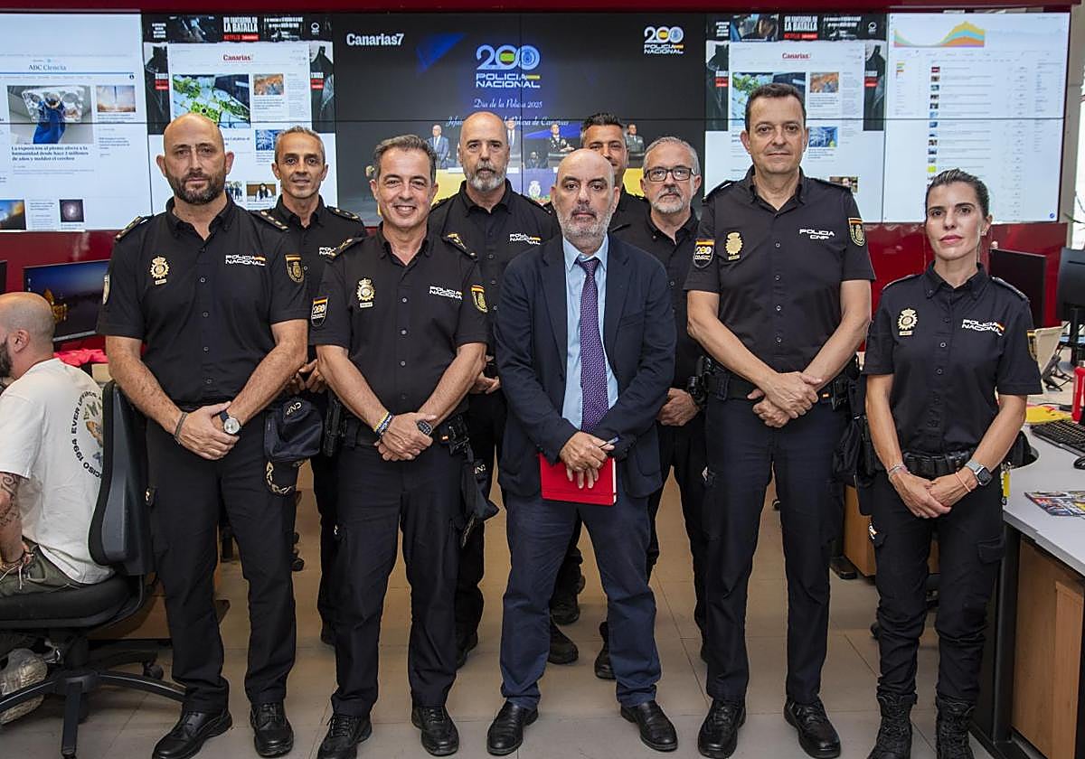 Imagen de la visita de la Policía Nacional al CANARIAS7.