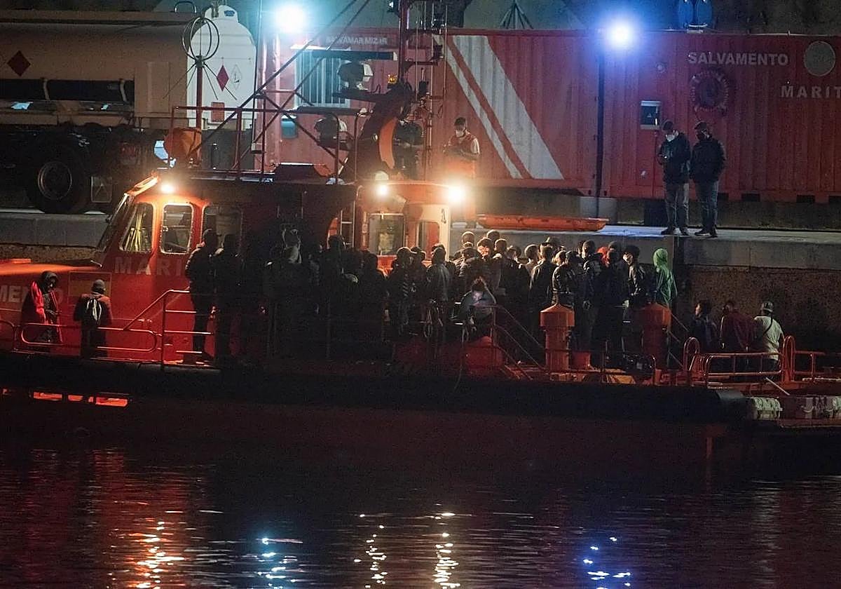 Imagen de Salvamento Marítimo llevando a personas rescatadas del mar al muelle de Gran Tarajal.