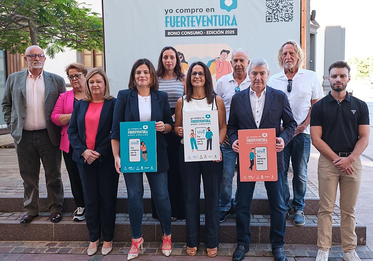 Las consejeras Lolina Negrín y Nuria Cabrera, entre otros, en la presentación de la cuarta edición del bono consumo.