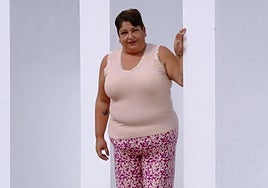 Yaiza Trejo posa en la plaza de Almatriche, el lugar en el que creció y en el que hoy crea comunidad.