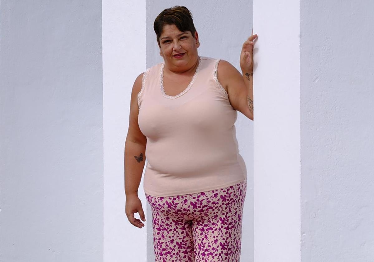 Yaiza Trejo posa en la plaza de Almatriche, el lugar en el que creció y en el que hoy crea comunidad.