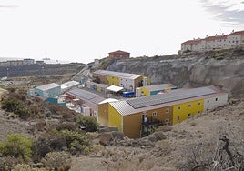 Imagen del centro de acogida de personas migrantes habilitados en el espacio que antes ocupaba el colegio León.