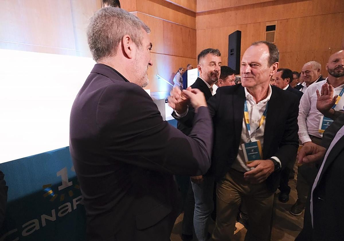 Momento en que Clavijo felicita a Óscar Hernández al término del congreso.