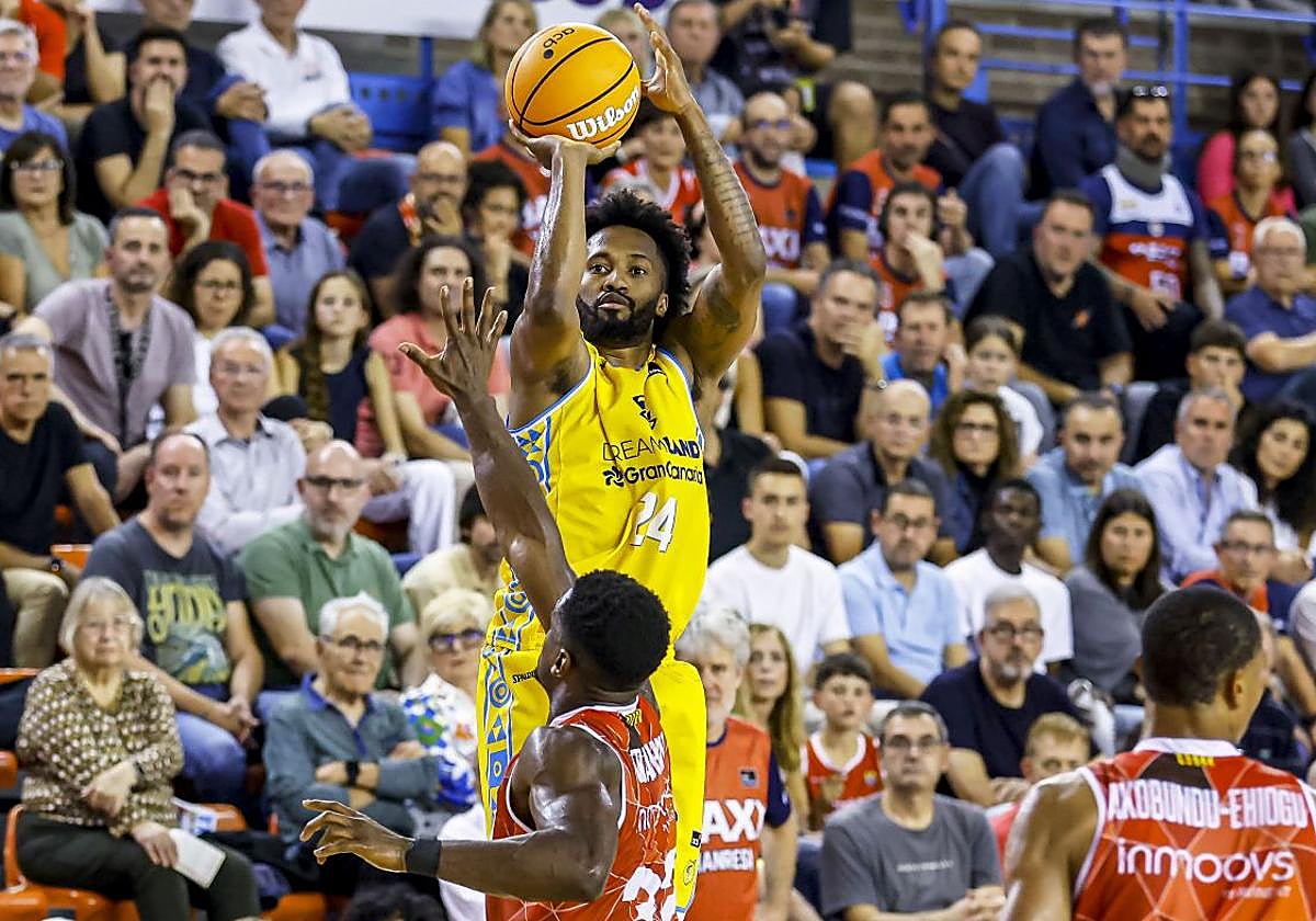 Angola transforma un triple en territorio manresano.