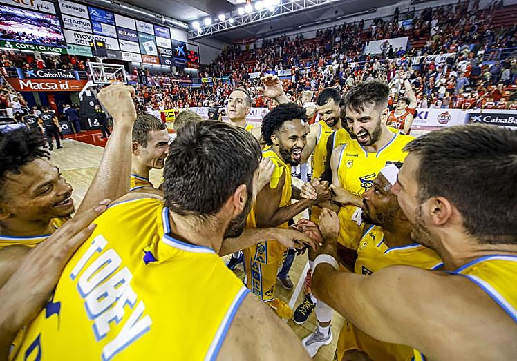 La plantilla amarilla celebró así el triunfo en la pista manresana.