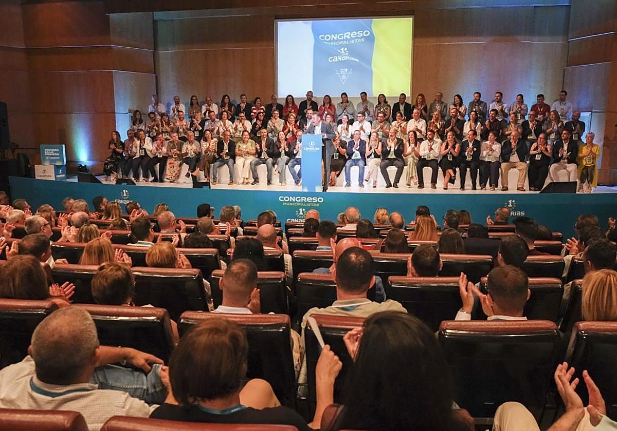 Un momento de la intervención de Teodoro Sosa. Detrás, los 75 miembros del comité ejecutivo del partido.