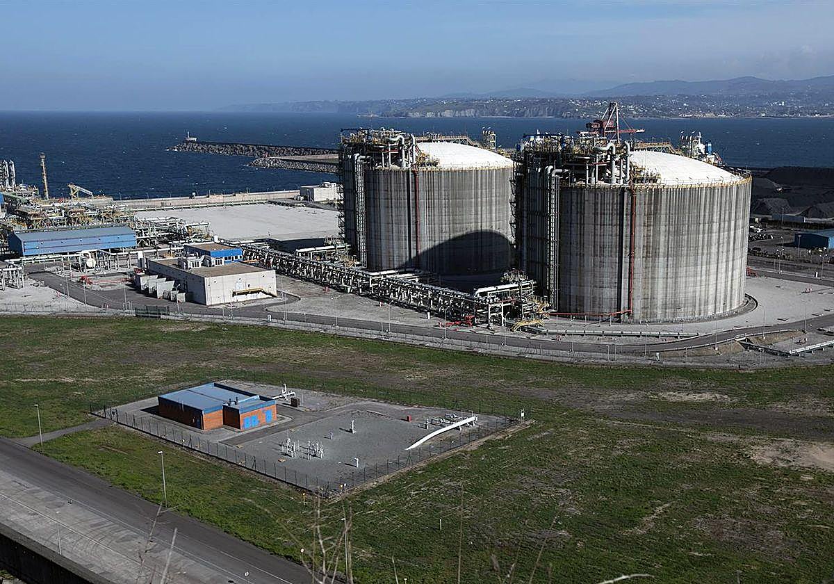 Imagen de la planta de Enagás en El Musel, en Asturias.