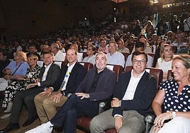 Parte de los invitados de otros partidos junto a los líderes de Primero Canarias. De izquierda a derecha, Esther Monzón (CC), Elena Máñez (PSOE), Teodoro Sosa (Primero Canarias), Óscar Hernández (Primero Canarias), Fernando Clavijo (CC), Pablo Rodríguez (CC) y Sonsoles Martín (PP).