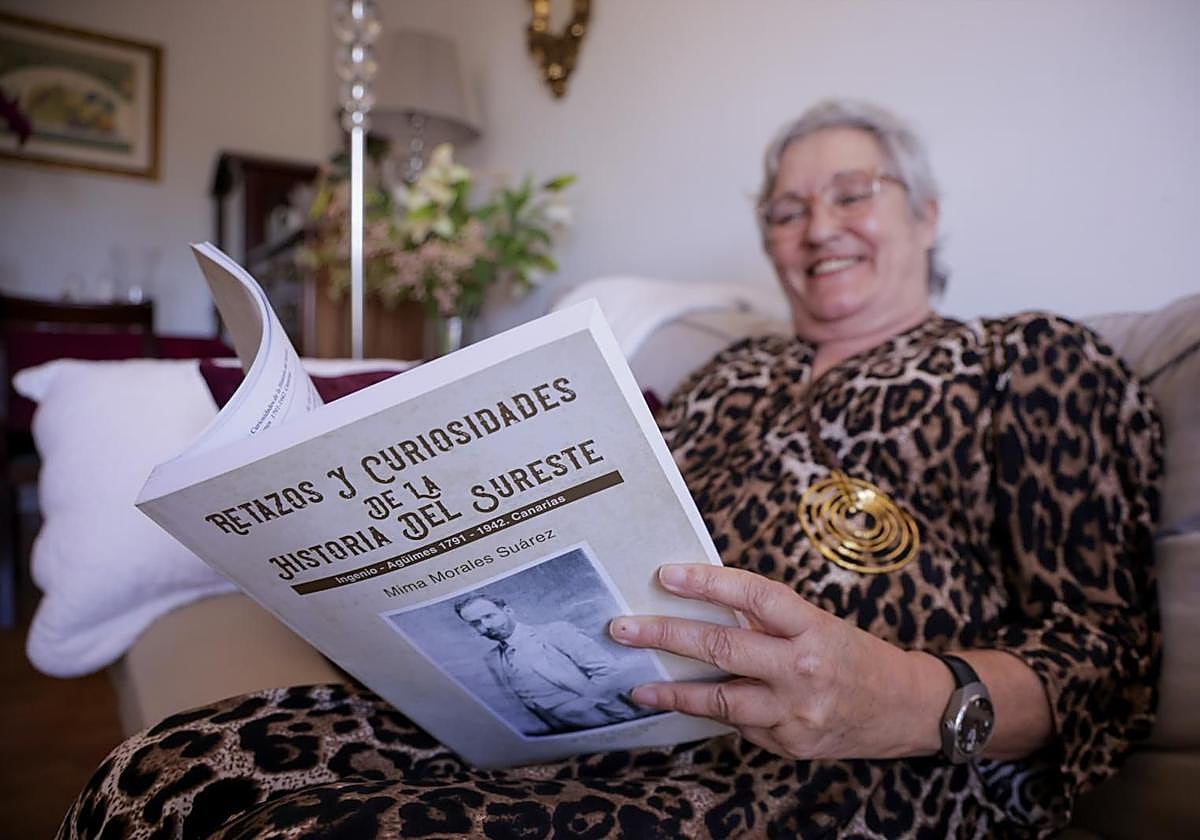Mima Morales con el libro 'Retazos y curiosidades de la historia del sureste.
