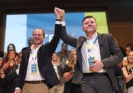 El presidente de Municipalistas Primero Canarias, Óscar Hernández, junto al alcalde de Gáldar, Teodoro Sosa, en el acto de clausura del primer congreso de la formación