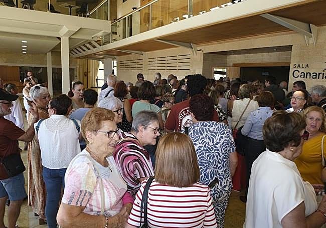 Invitados a las puertas del congreso.