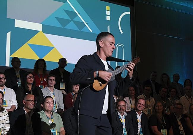 El timplista Germán López, durante su actuación.