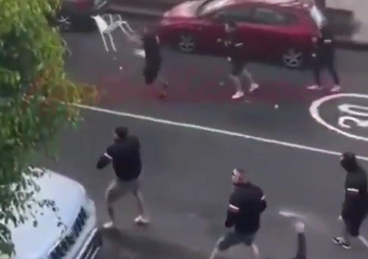 Imagen de los hinchas del Alcalá lanzando piedras y sillas en la zona comercial de Siete Palmas, cerca del Anexo, en los prolegómenos del choque ante el filial amarillo.