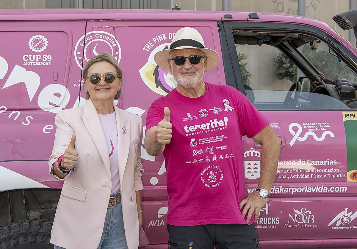 Rafa Lesmes, con su vehículo, el Zorro Rosa.