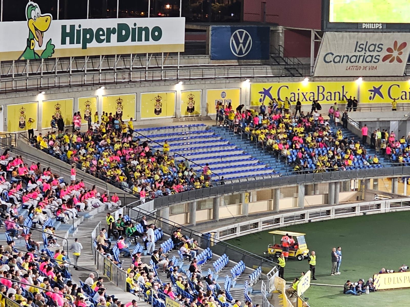 Desoladora imagen de la grada Naciente esta noche.