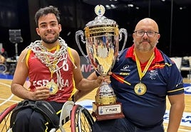 Raúl Vega y Jonay Caraballo, con e trofeo.