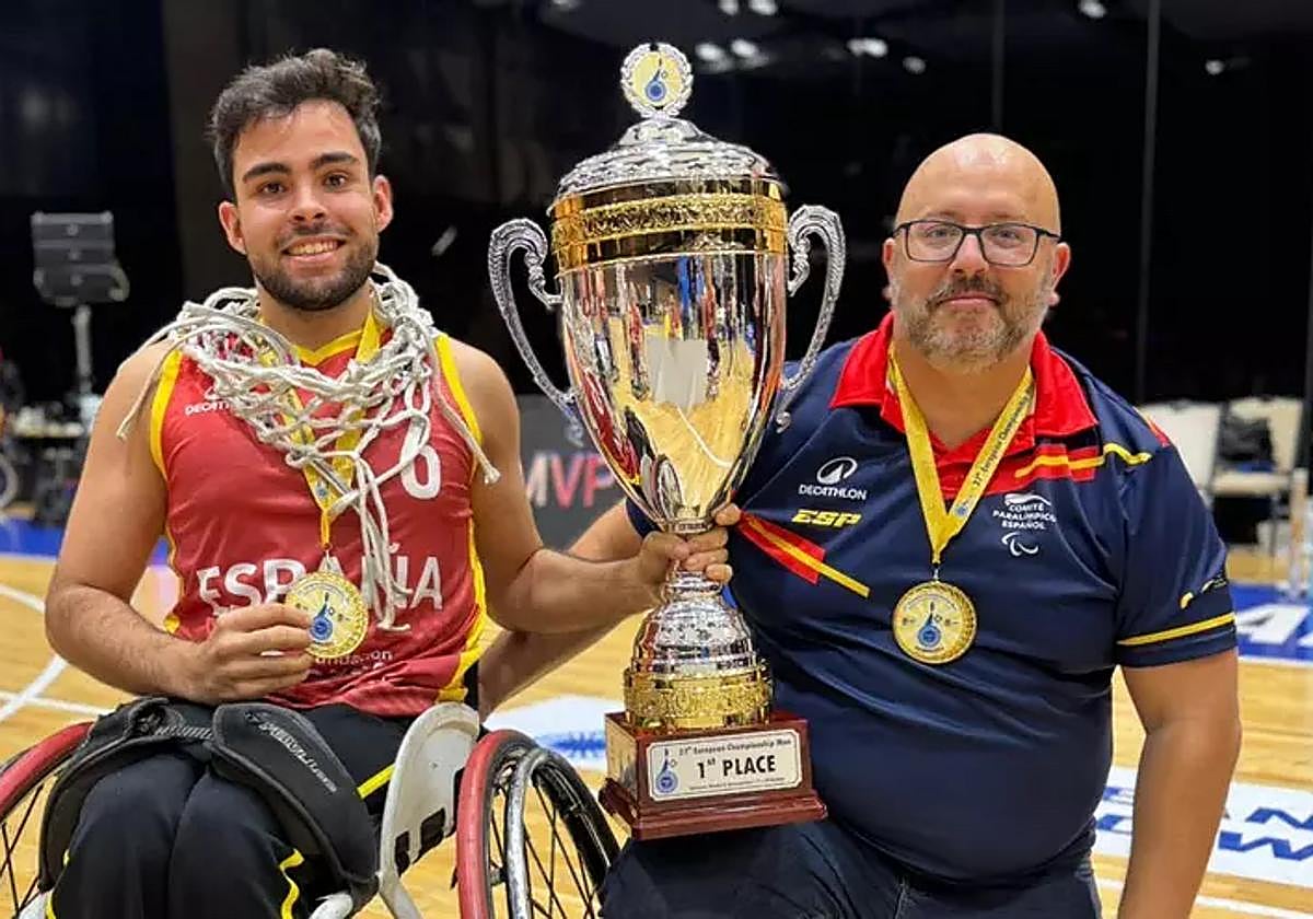 Raúl Vega y Jonay Caraballo, con e trofeo.
