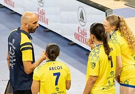 Juan Diego dialoga con sus jugadores durante un tiempo muerto.