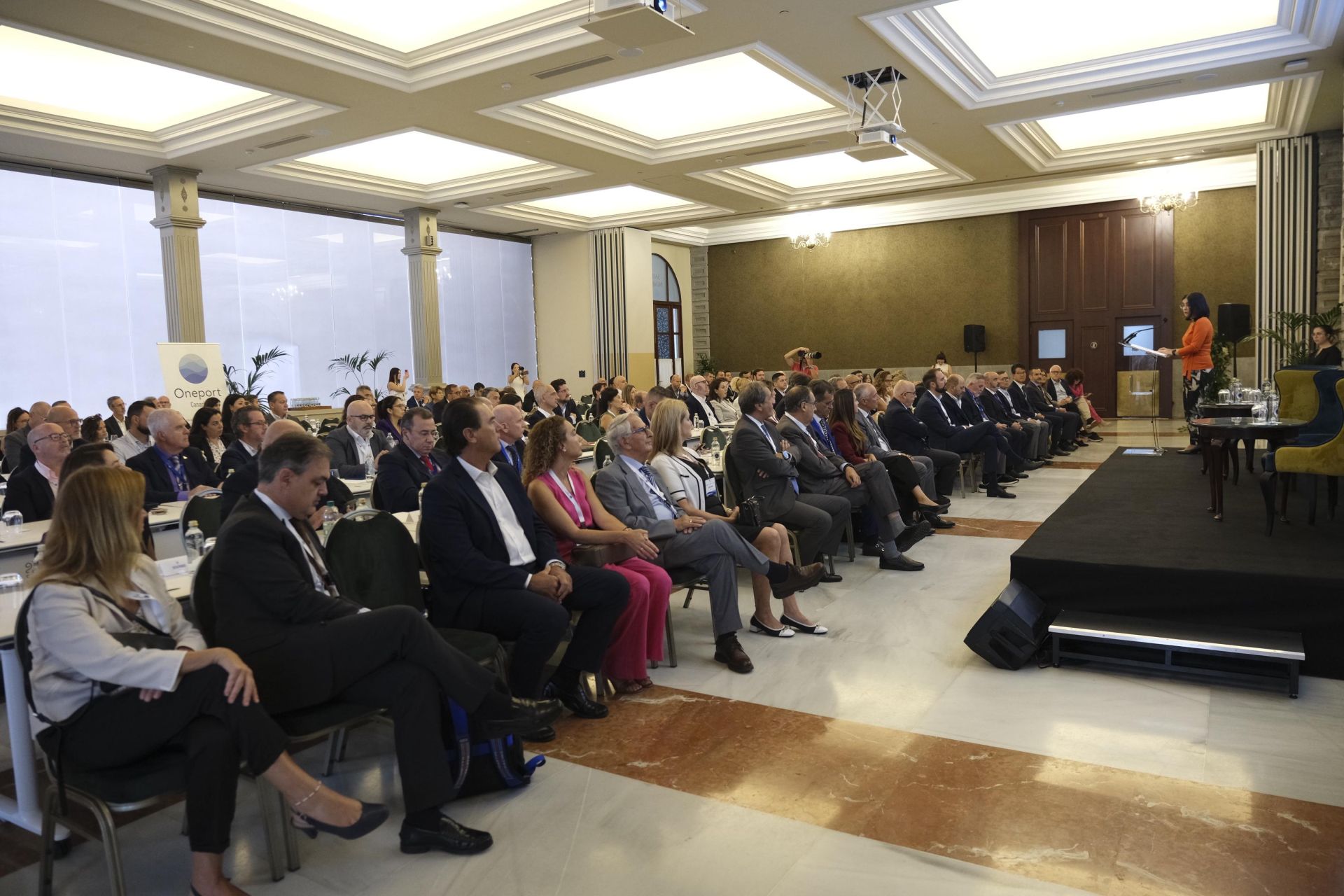 El sector marítimo debate sobre el futuro de los puertos canarios