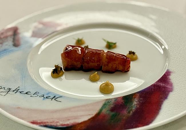 'Carabinero de La Santa, salsa de sus cabezas, panceta de cerdo y kimchi'