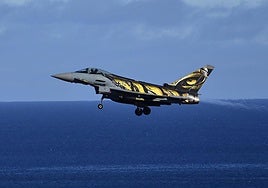 Cazas sobrevolando este lunes la zona próxima a la Base Aérea de Gando.