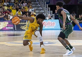 El alero colombiano del Gran Canaria, Braian Angola, durante el partido de Liga Endesa de baloncesto ante el Unicaja.