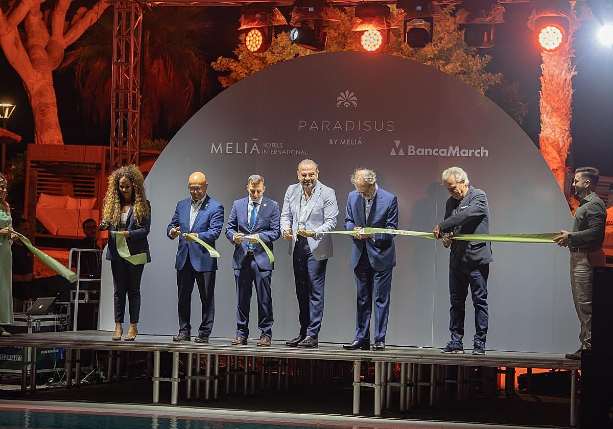 Corte de cinta con autoridades del Gobierno canario, Cabildo de Fuerteventura y Ayuntamiento de Pájara, más representantes de la marca.