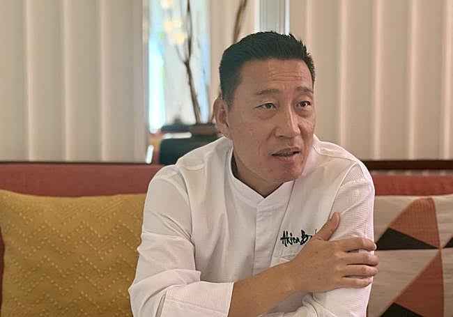 Akira Back durante la entrevista