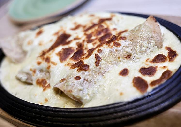 Enchiladas con queso fundido.