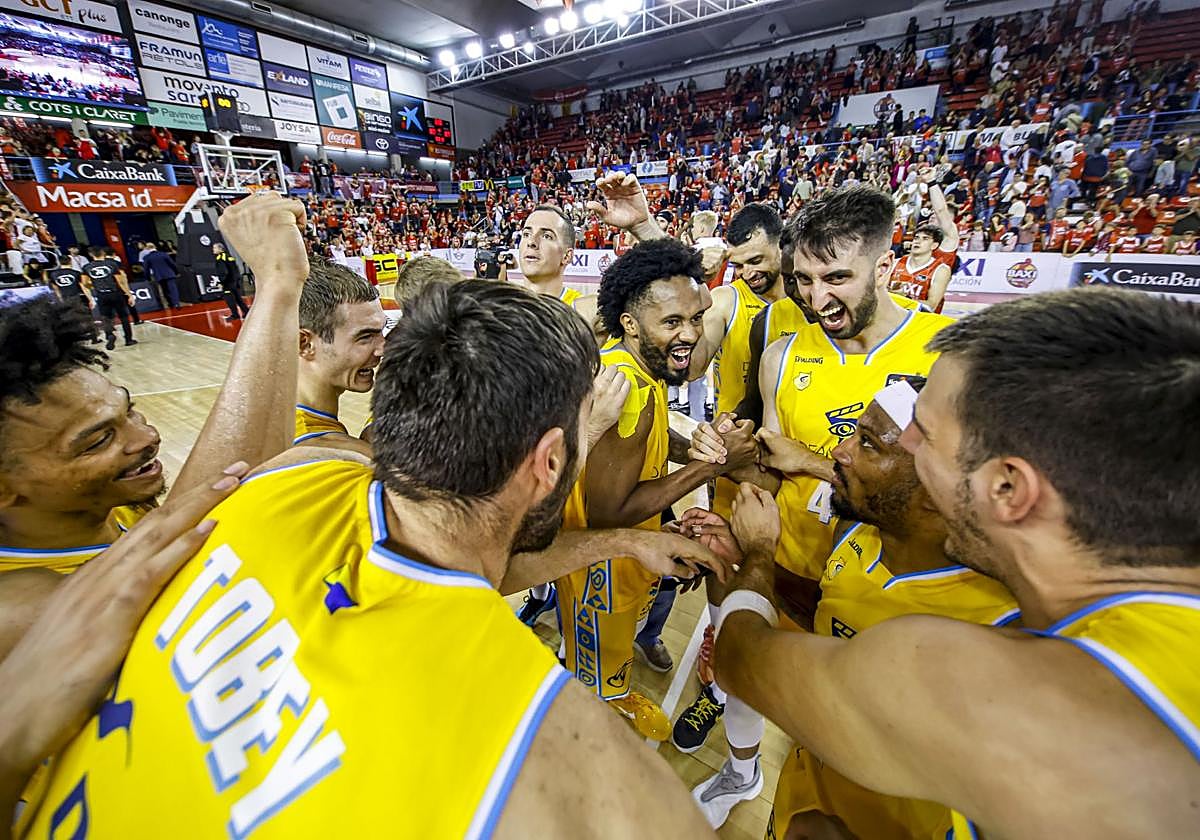 Los jugadores del Dreamland Gran Canaria festejan el triunfo ante el BAXI Manresa sobre el parqué del Nou Congost.