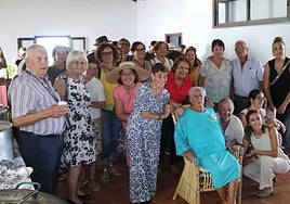 La cumpleañera, rodeada de su familia.