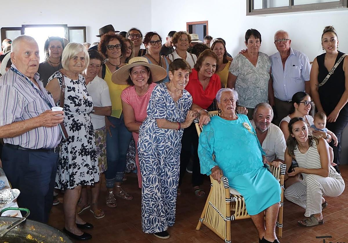 La cumpleañera, rodeada de su familia.