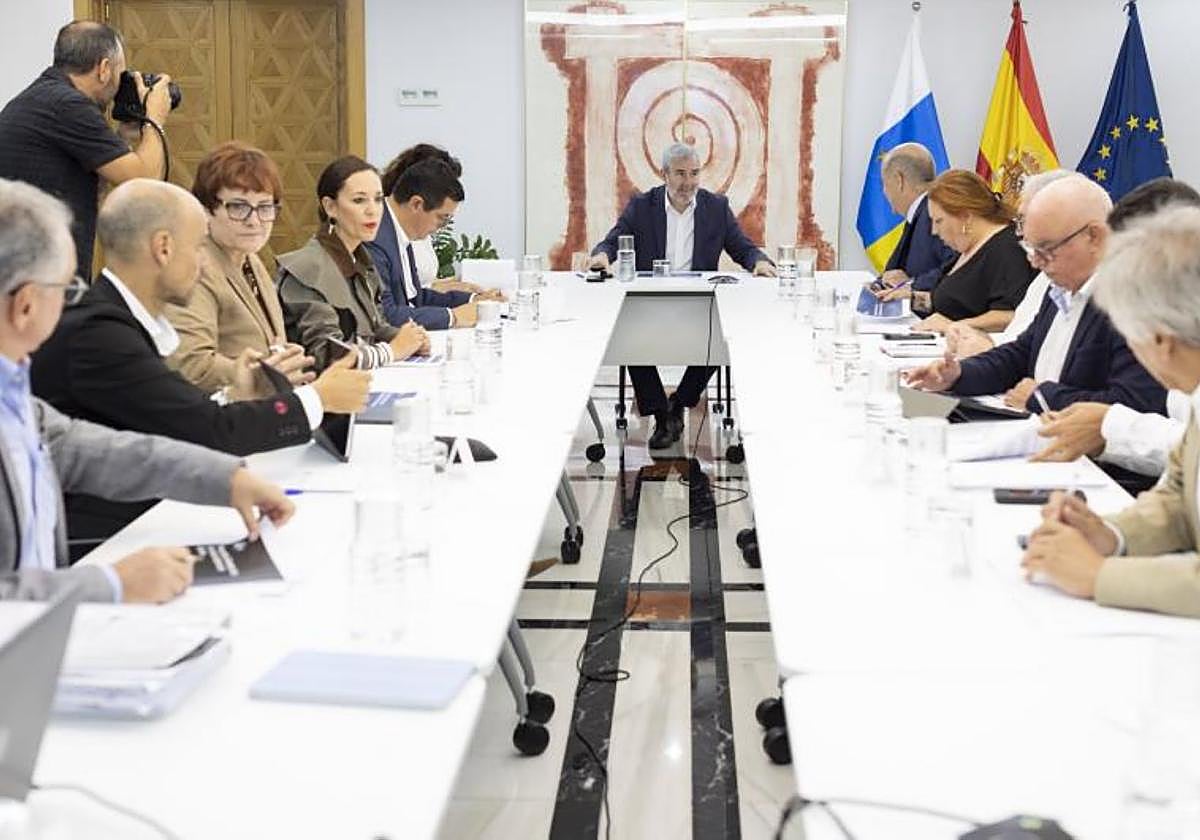 El presidente del Gobierno de Canarias, Fernando Clavijo (c), con el Consejo Asesor este lunes para analizar los presupuestos de 2026.