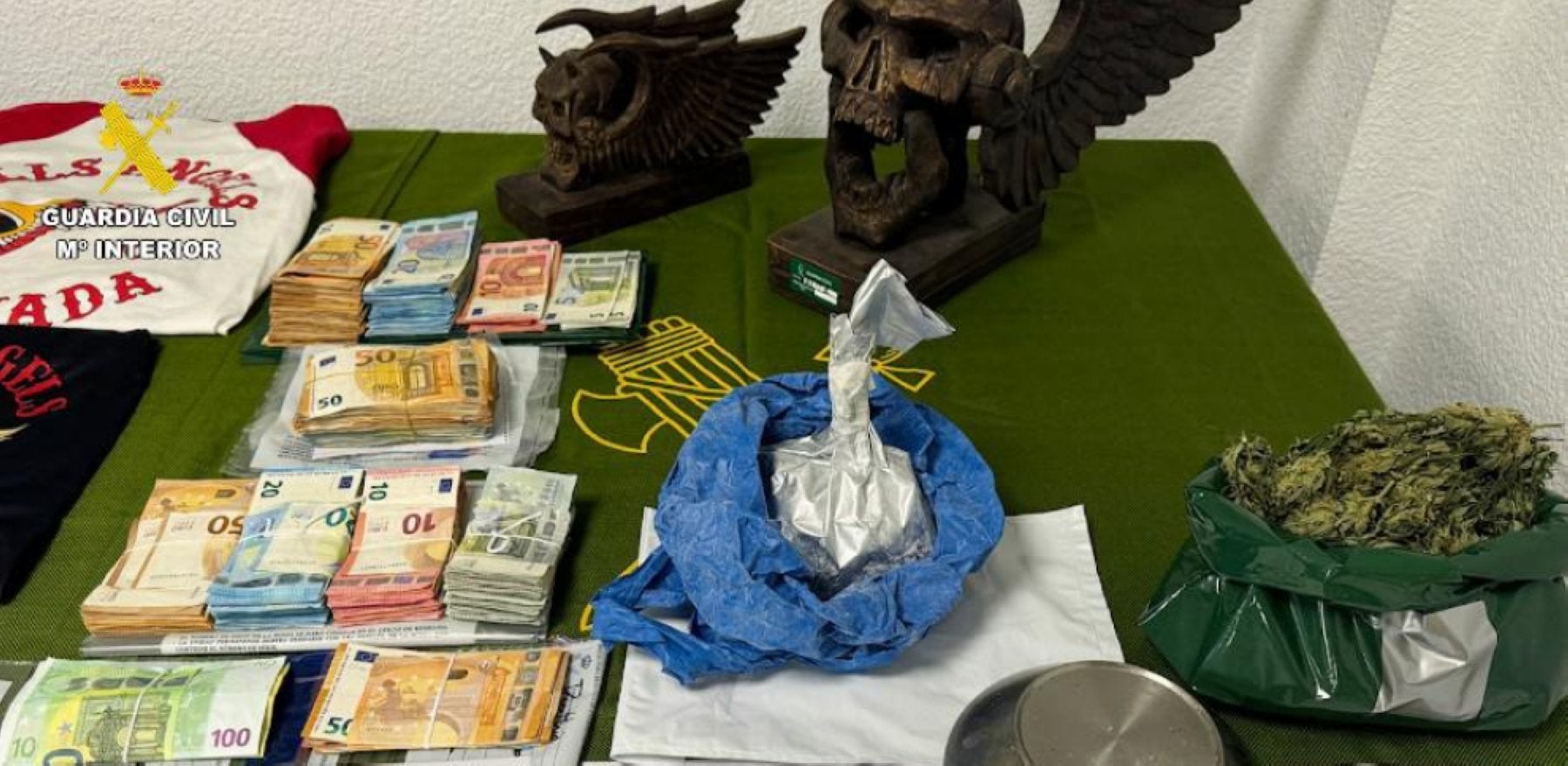 Dinero y drogas incautada por los agentes de la Guardia Civil a los investigados.