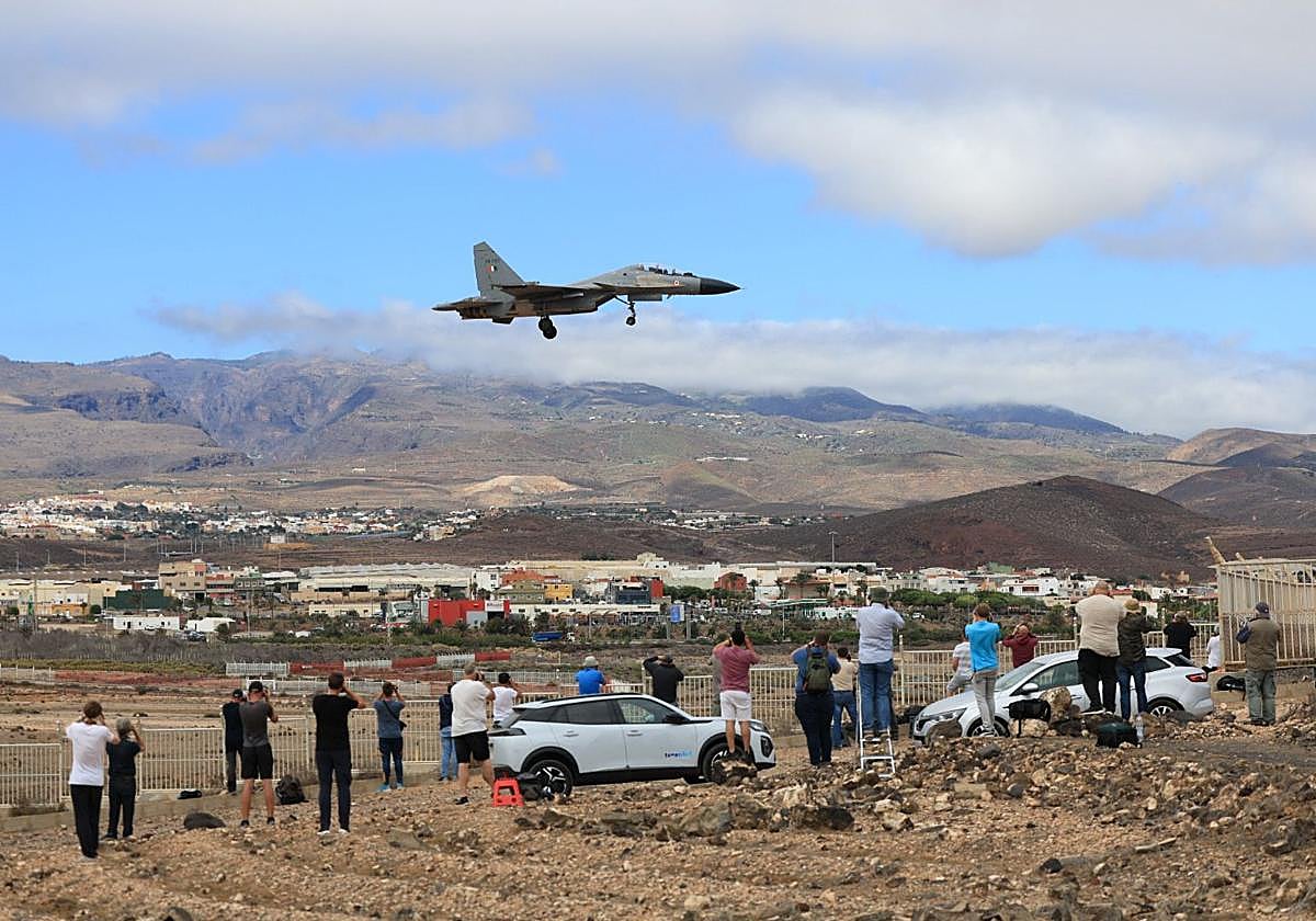 Spotters en Gando: la pasión por la aviación en el cielo de Gran Canaria